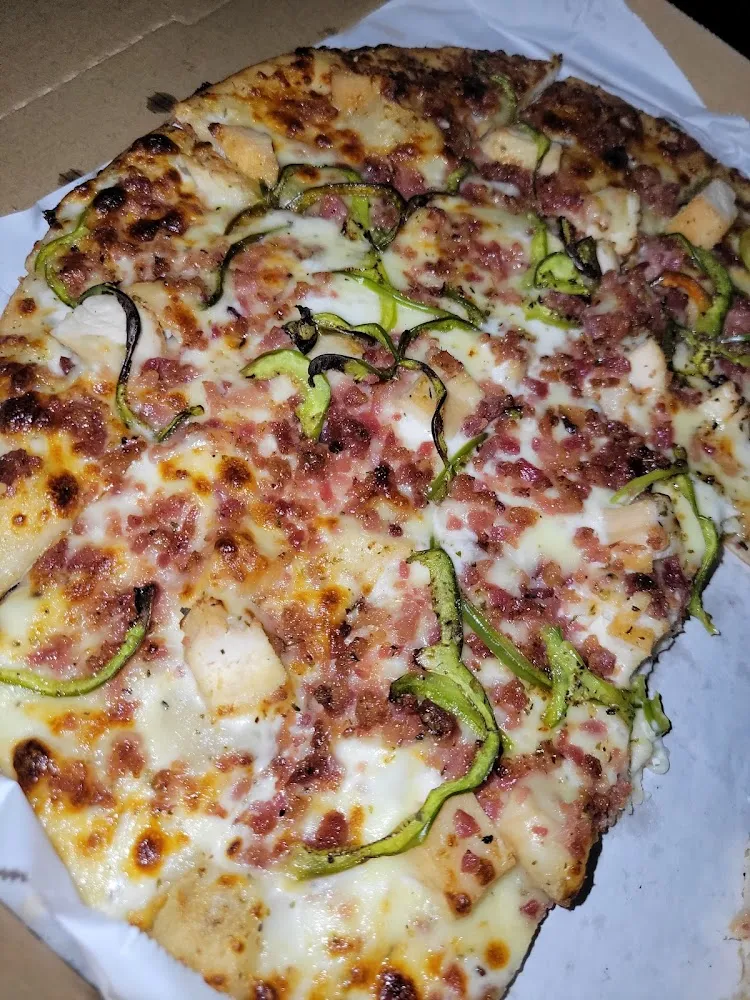 Chicken Bacon Ranch Pizza with Green Peppers
